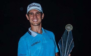 Matteo Manassero con il trofeo (Sunshine Tour)