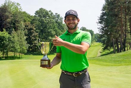 Gragorio De Leo con il trofeo