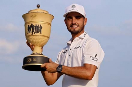 Abraham Ancer con il trofeo