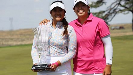 Lilia Vu con il trofeo e Beth Wu