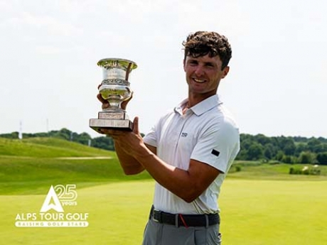 Andrea Romano con il trofeo (Credit Alps Tour)