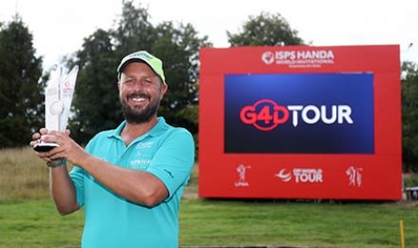 Tommaso Perrino con il trofeo (Getty Images)