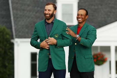 Tiger Woods passa la &quot;giacca verde&quot; a Dustin Johnson