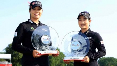 Ariya e Moriya Jutanugarn con i trofei
