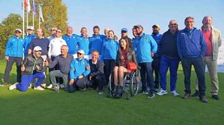 Andrea Mogos con i golfisti diversamente abili