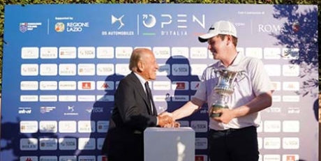 Franco Chimenti, Presidente della Federazione Italiana Golf, premia Robert MacIntyre